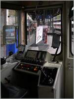 Ein Blick in den vom Einstiegsbereich offen zu sehenden Führerstand eines CEV BDeh 2/4.